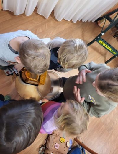 Vorbereitungen für die Faschingsfeier mit den Kindern aus dem Naturkindergarten  – Bild 1